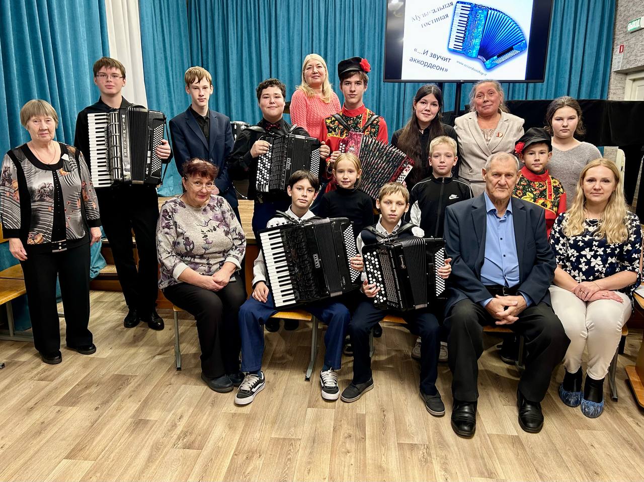 "...И звучит аккордеон" "...И звучит аккордеон"