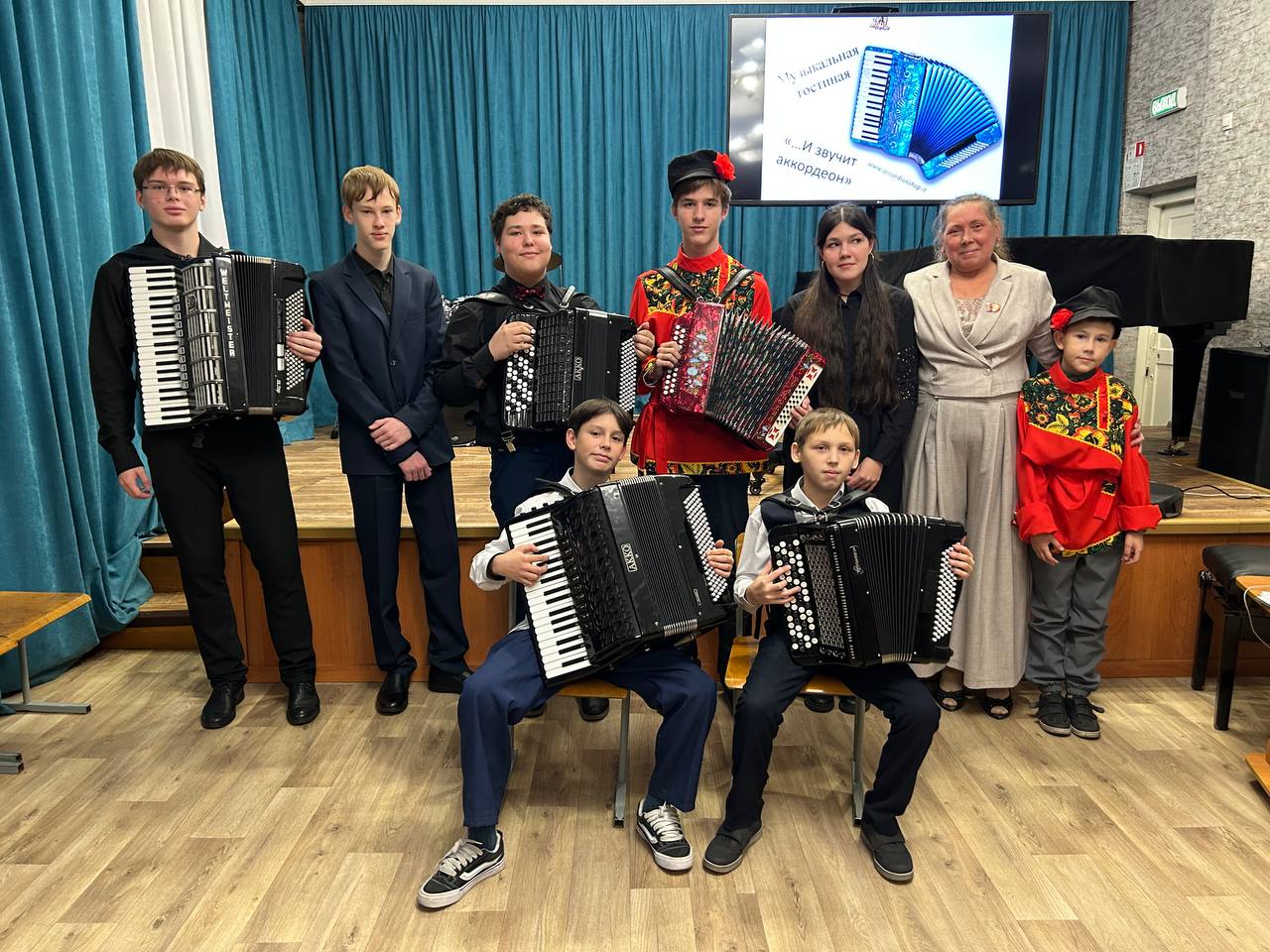 "...И звучит аккордеон" "...И звучит аккордеон"
