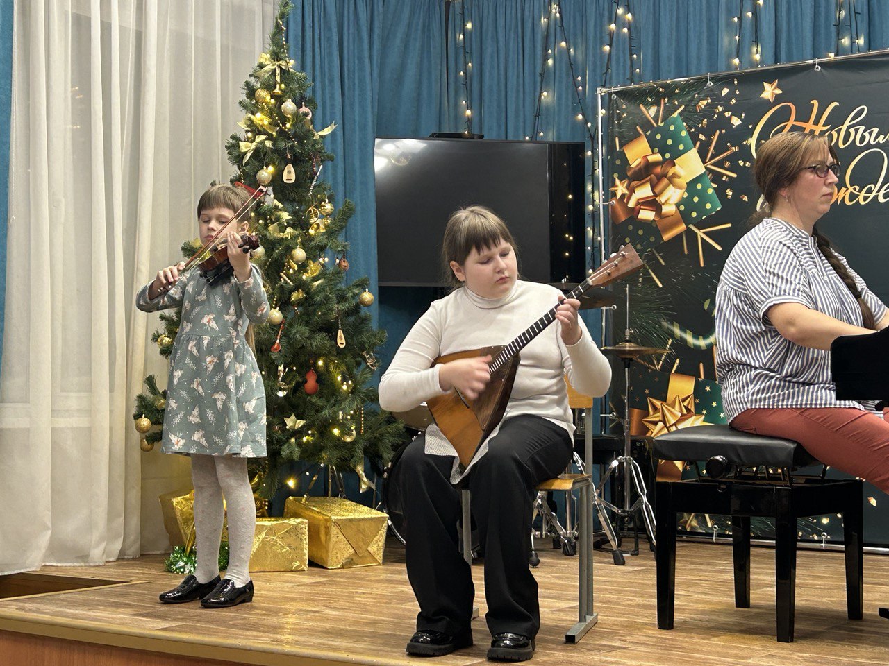 Новогодний фестиваль семейного творчества "Звёздный дождь".